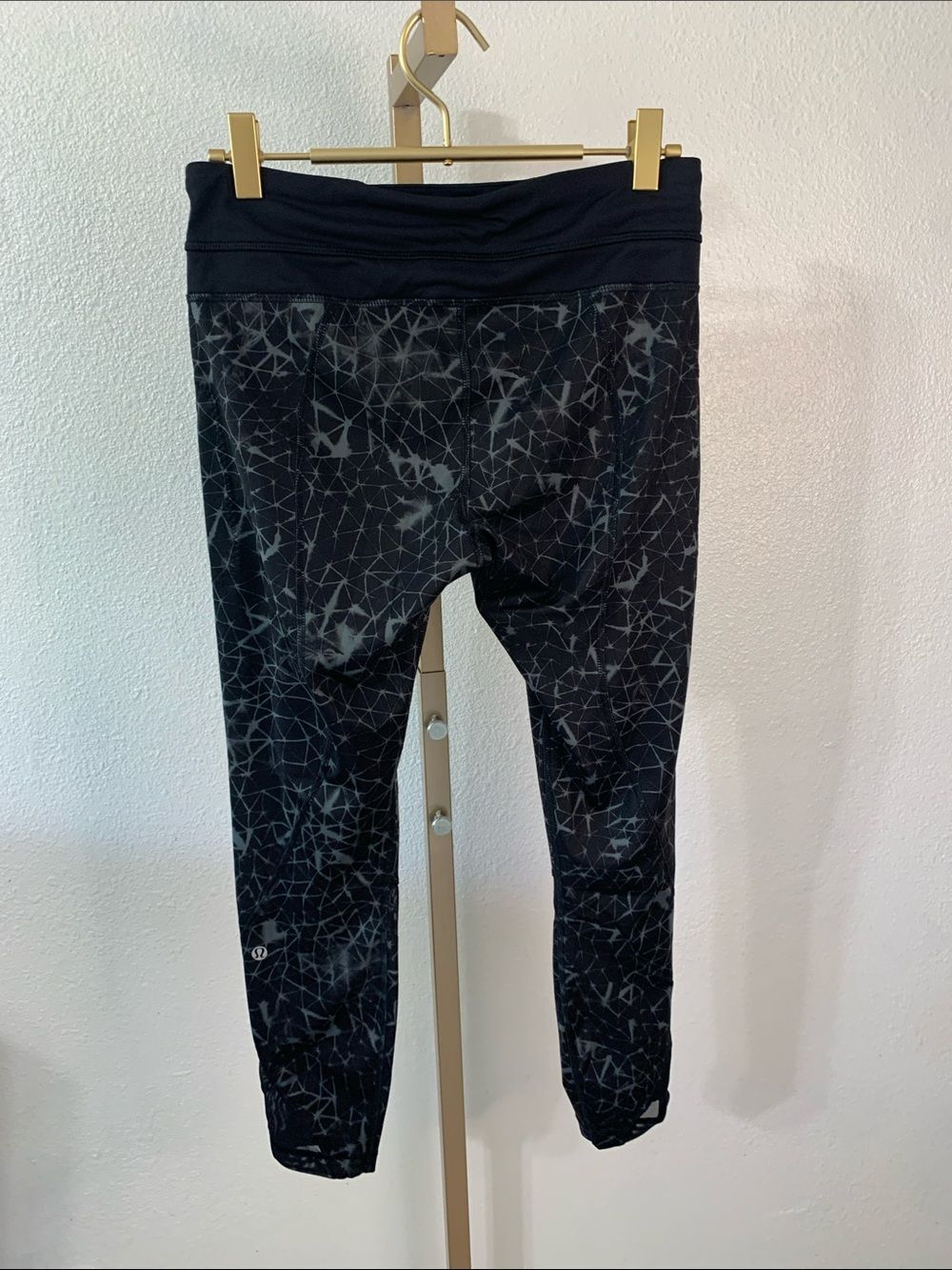 Lululemon Black Geometric Print Athletic Leggings- 7/8 length-Size 6 - Picture 9 of 9
